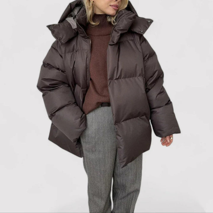 Modell viser stilfull overdimensjonert pufferjakke for kvinner. En trendy og varm vinterjakke for casual bruk.