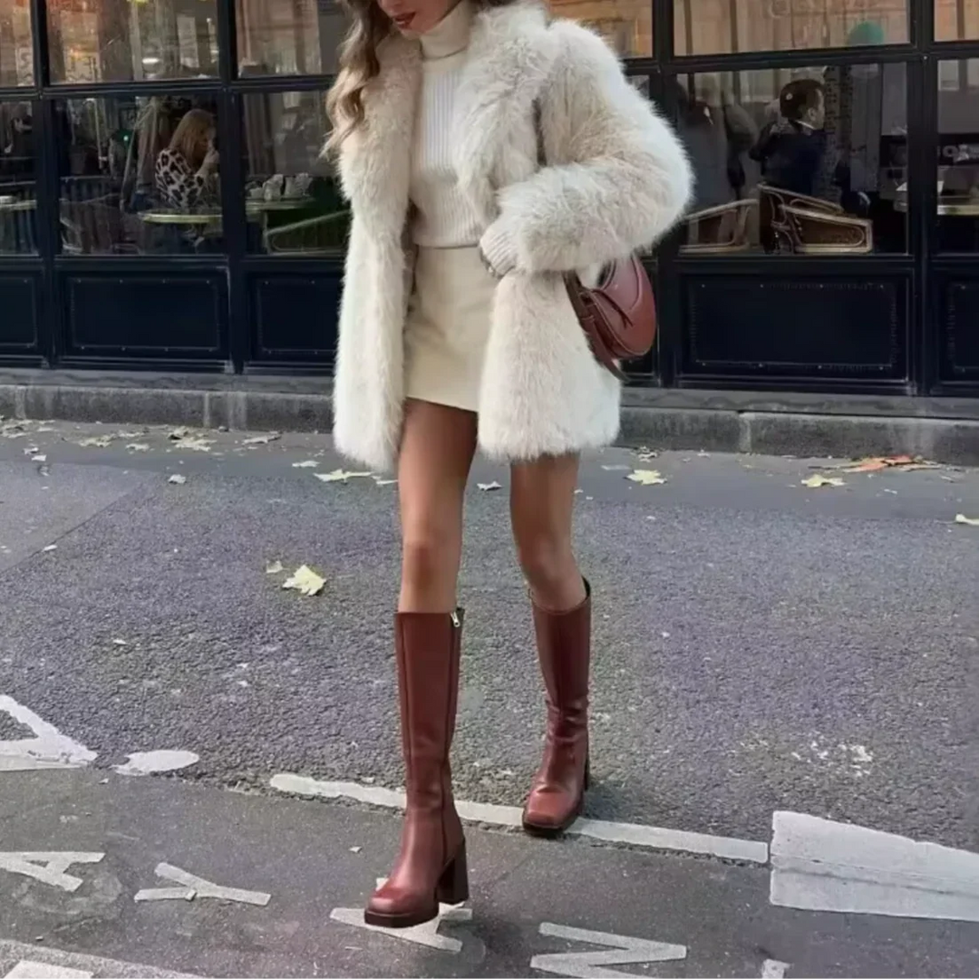 Skreddersydd vinterjakke i fuskepels for dame, elegant og trendy motejakke.