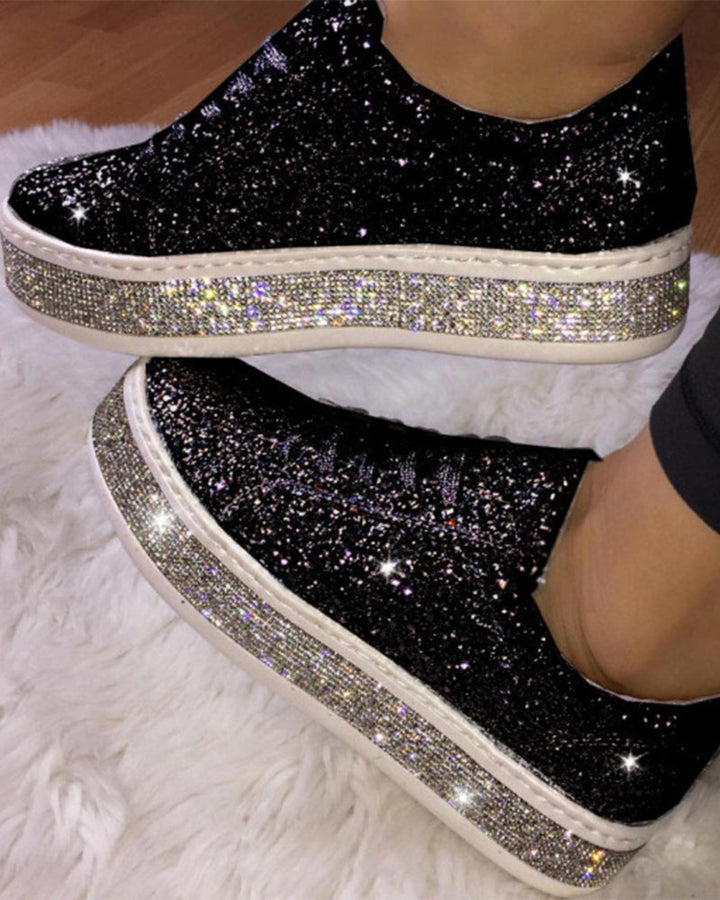 Trendy kvinnesko: Stilige glittersko, komfortable sneakers for fritid og mote.