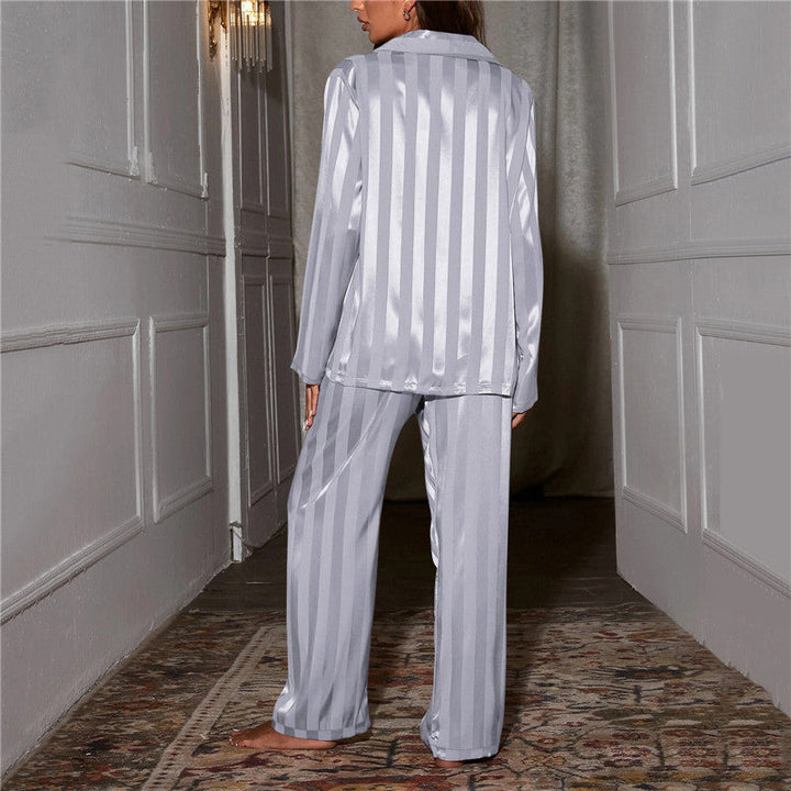 Kvinner i elegant silkepyjamassett, perfekt for avslapning og luksuriøse hjemmekvelder.