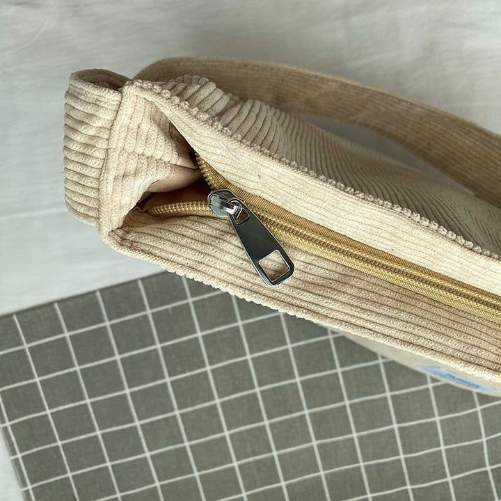 Stilfull kordfløyel skulderveske for kvinner. Tilgjengelig i flere farger som brun, grå og beige.
