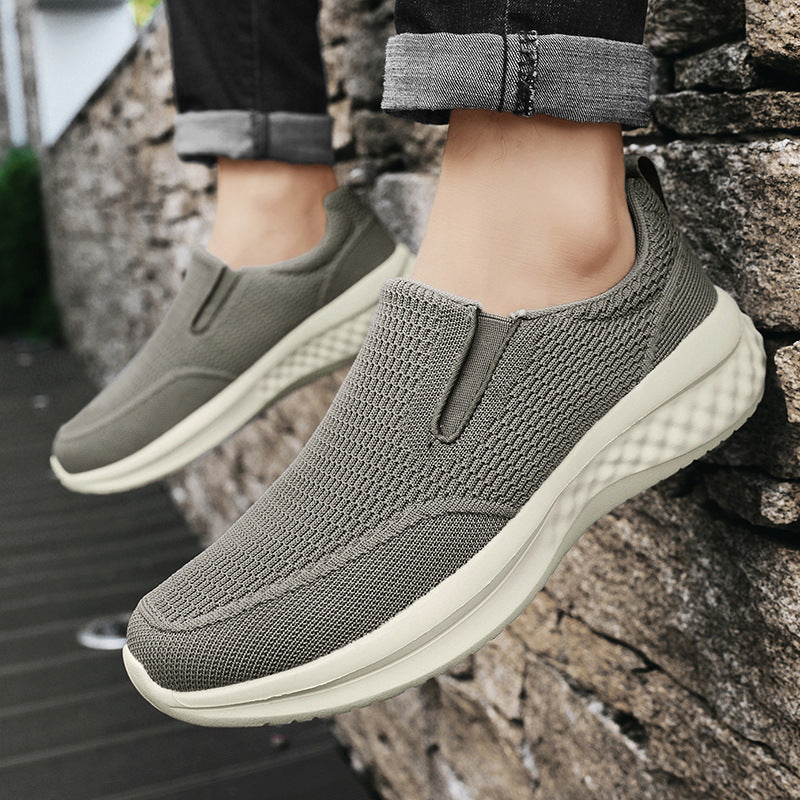 Lettvekt menns slip-on sneakers med pustende stoff. Ideelle herresko for sommer og fritid.