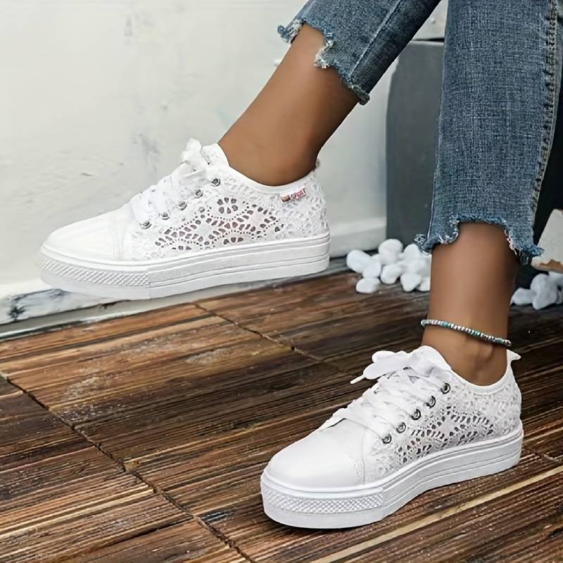 Kvinners blonder sneakers i bruk, viser komfort og stil for hverdagsantrekk.