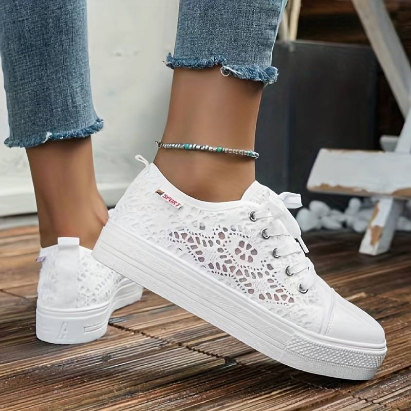 Elegante damesneakers med blonder, optimal komfort for stilfull hverdagsbruk.