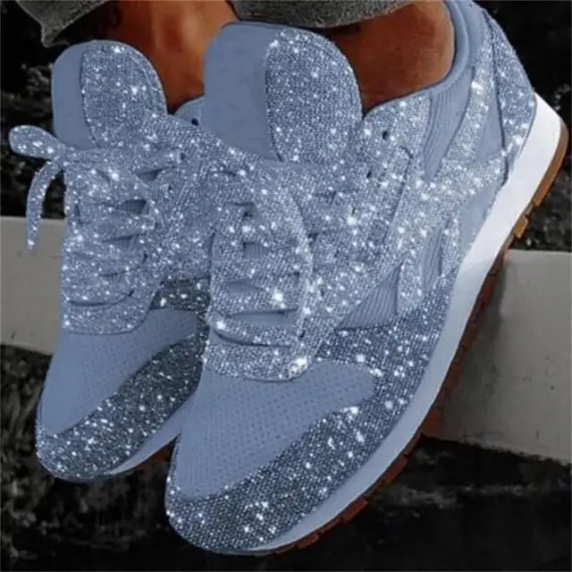 Detaljert bilde av glitrende damesneakers med paljetter. Gir komfortabel hverdagsstil og festglans.