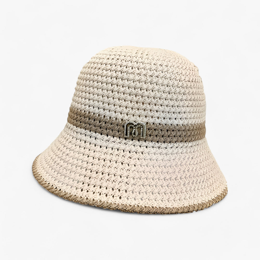 Stilig strandhatt for kvinner, bred brem gir effektiv solbeskyttelse. Komfortabel og chic til sommeren.