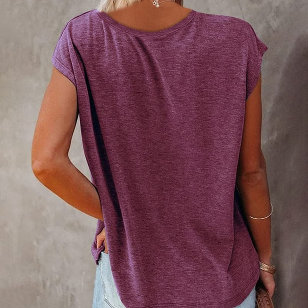 Dame i V-hals t-skjorte med løs passform. Ideell for hverdag og en avslappet sommerlook.