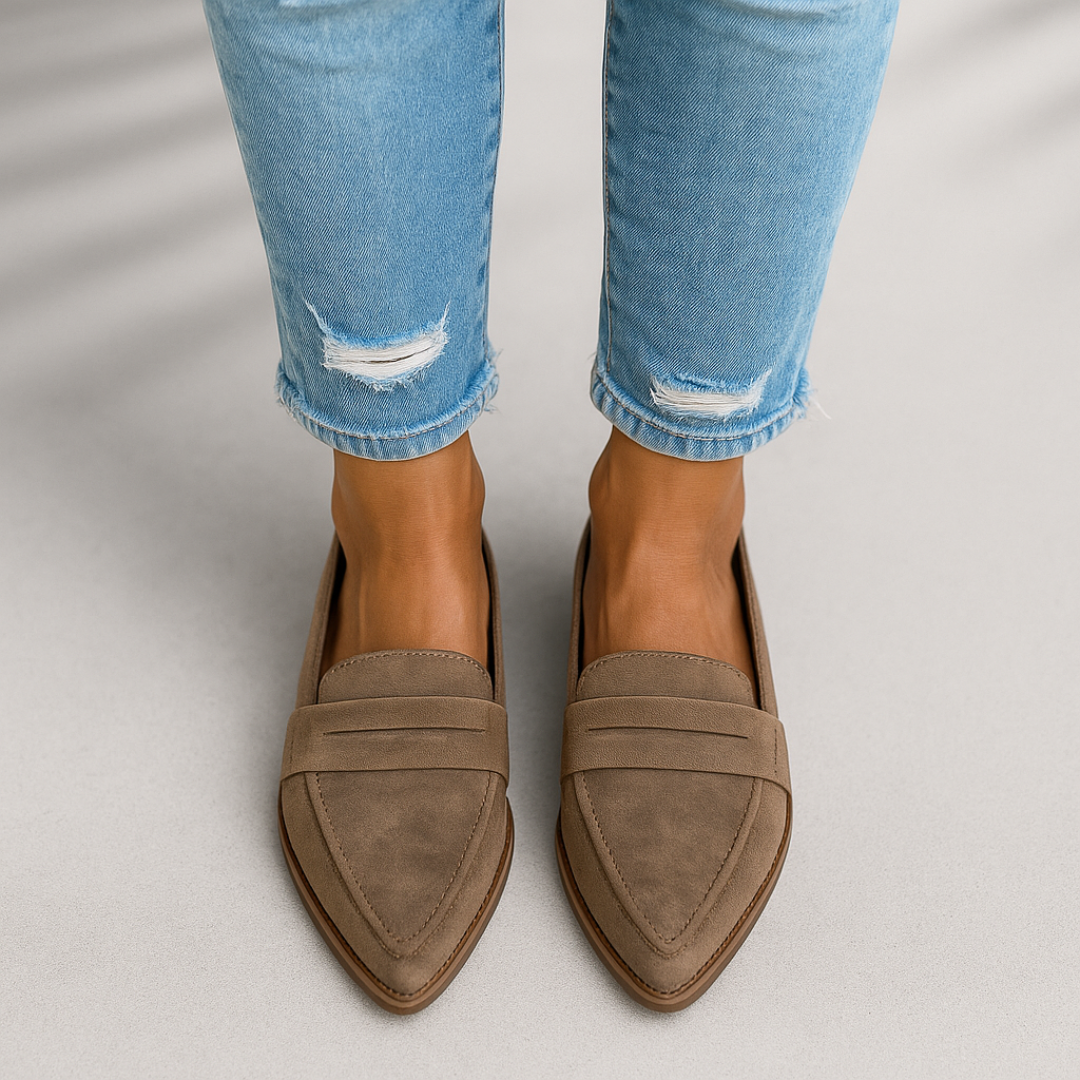Detalj av pene tå-loafers. Moderne stilige damesko som passer perfekt til kontoret eller festlige anledninger.