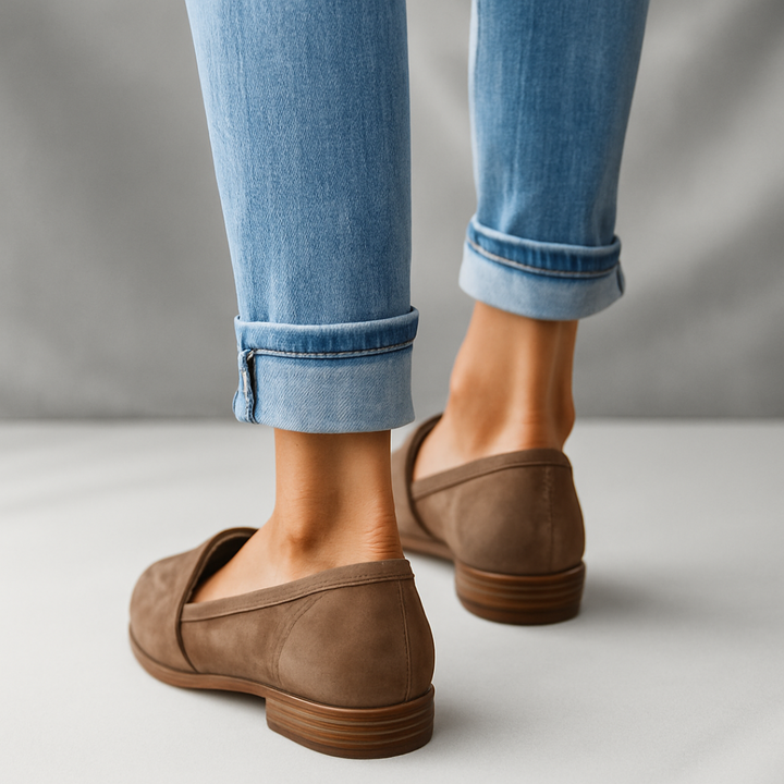 Kvinne iført grå tå-loafers, perfekte som stilige og komfortable kontorsko. Allsidige flate damesko.