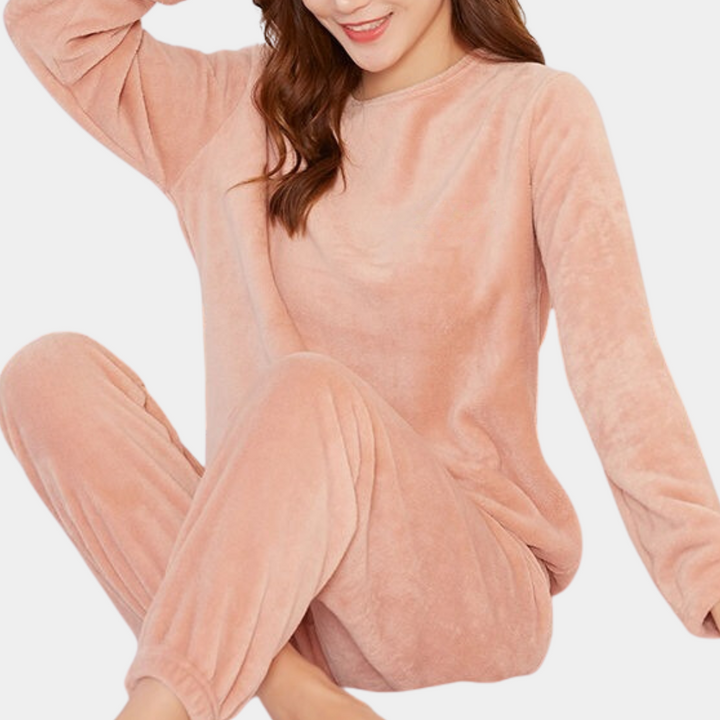 Avslappet og stilfullt todelt loungewear sett for kvinner, gir komfort for hjemmebruk og fritid.