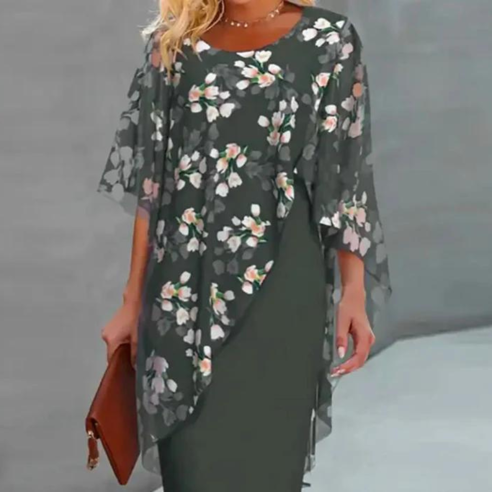 Stilfull sommerkjole for kvinner med elegant blomsterprint og korte ermer. En trendy tørklædekjole.