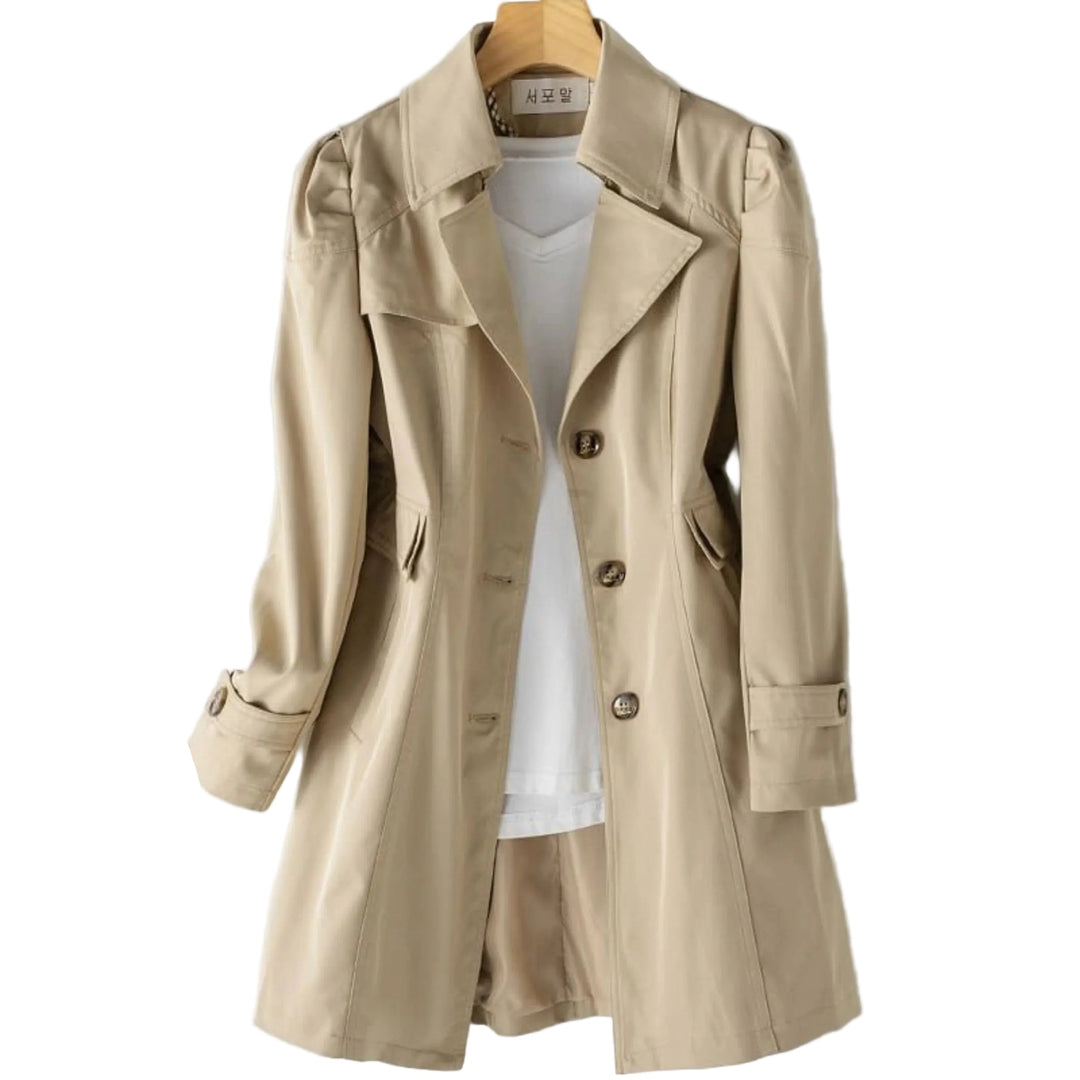 Klassisk beige trenchcoat for kvinner. Tidløs ytterjakke perfekt for vår og høst. Elegant og allsidig stil.