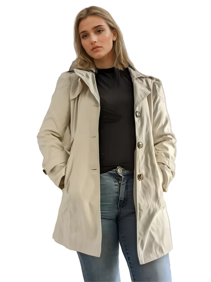 Klassisk beige trenchcoat for kvinner, tidløs stil. Perfekt for vår og høst, elegant og allsidig damejakke.