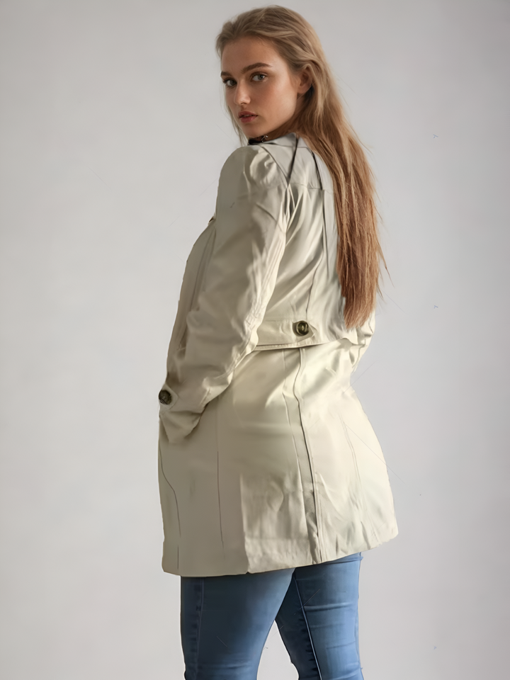 Elegant og allsidig klassisk trenchcoat for dame, ideell for business og casual bruk. Tidløs vår- og høstfrakk. [[lstfy-media:2]]