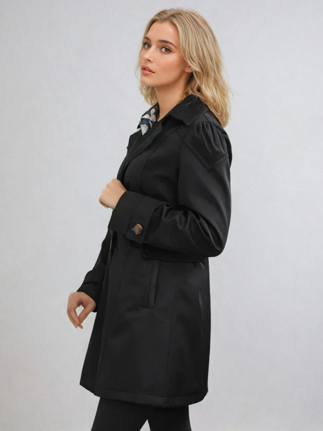 Klassisk dobbelspent trenchcoat for dame med belte, elegant og funksjonell. Tidløs kåpe for vår og høst.