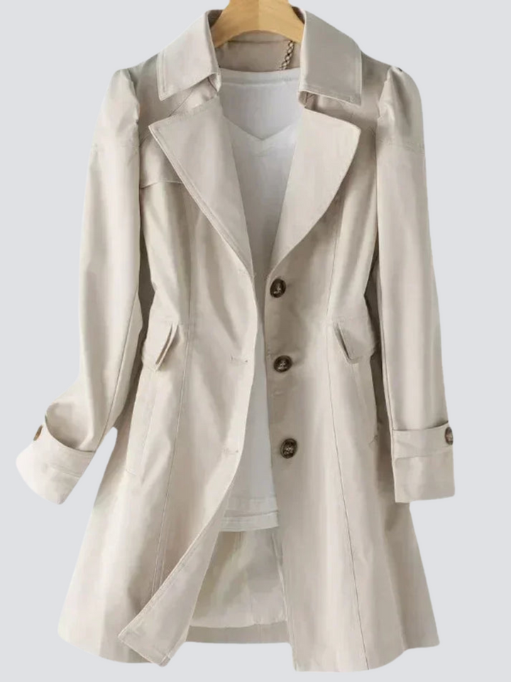 Beige klassisk trenchcoat for kvinner, med elegant passform. Tidløs kåpe for business, casual og enhver anledning.