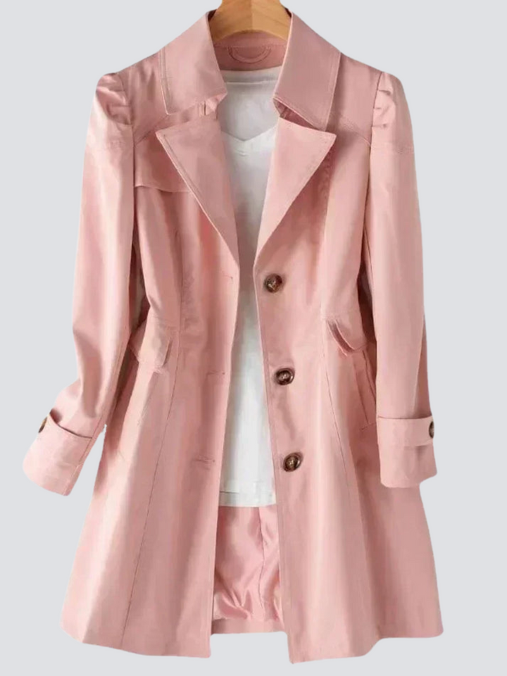 En essensiell klassisk trenchcoat for kvinner. Stilren damejakke som passer både til business og fritid, vår/høst.