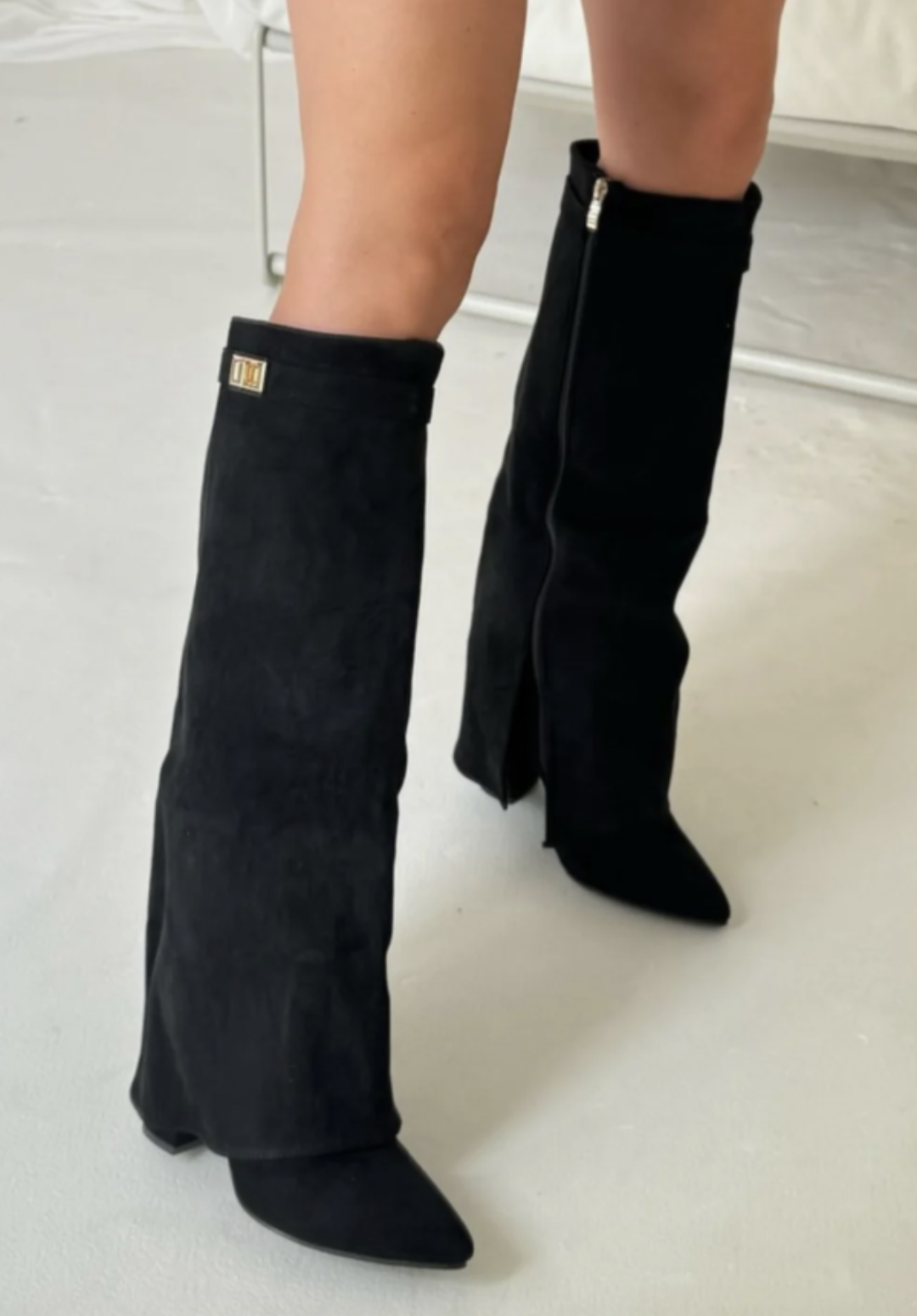 Mørkebrune moteriktige kvinneboots. Elegante og komfortable ankelstøvler som passer til hverdag og fest.