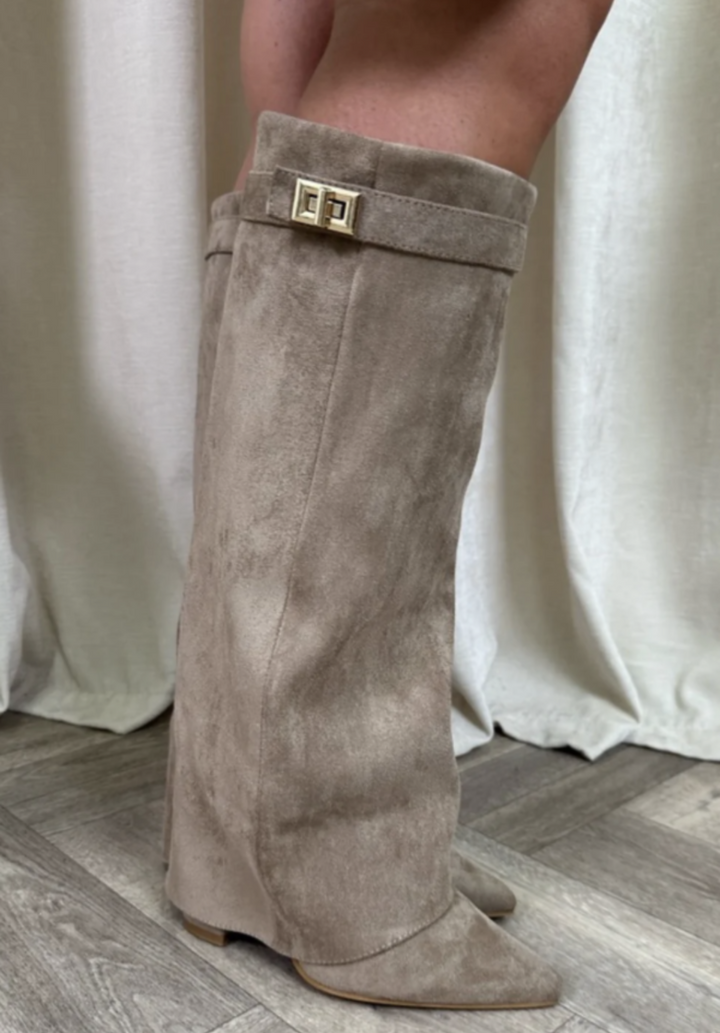 Nærbilde av glidelåsen på en elegant kvinneboot i mørkt materiale. Komfortable, trendy støvletter.
