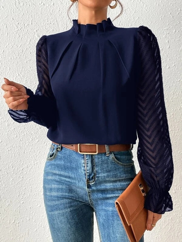 Klassisk damestrikkegenser med høy hals. Varm og komfortabel turtleneck genser, ideell for kalde dager.