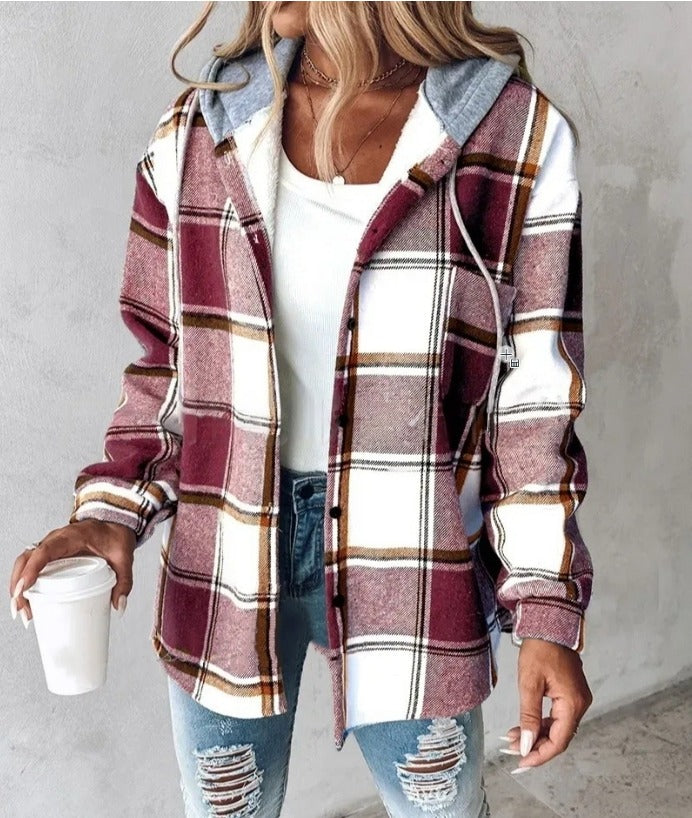 Kvinners uformelle rutete hettejakke i en moderne passform. Ideell for en kul og avslappet look.