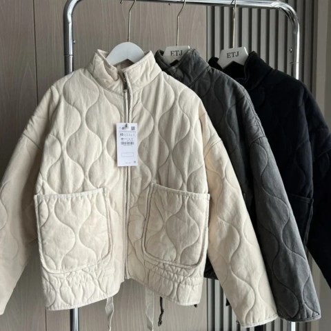Varm og komfortabel overgangsjakke for kvinner, moderne vattert design ideell for norsk klima.