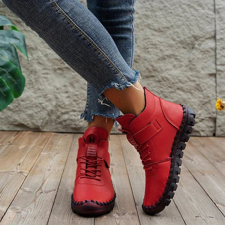 Sideprofil av trendy isolerte vintersneakers for kvinner, fremhever design og robusthet.