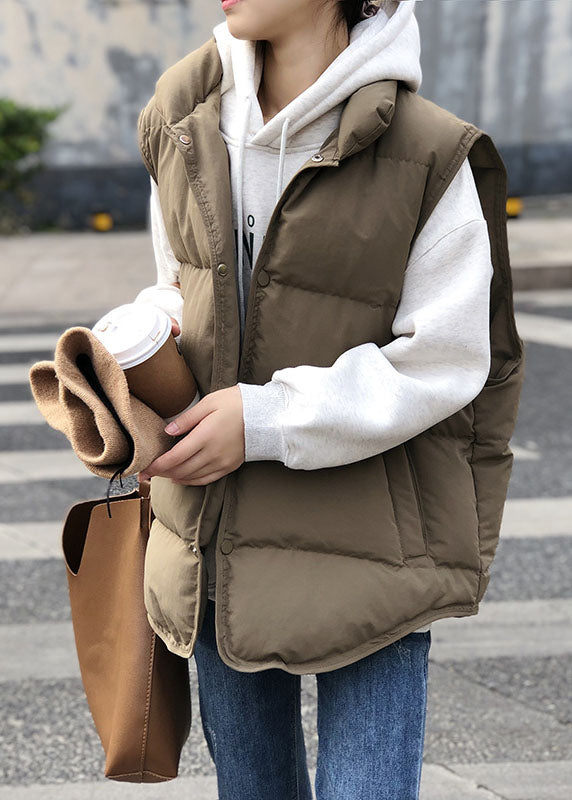 Svart ermeløs damevest med høy ståkrage i polyester. En ideell fritidsvest for varme vinterdager.