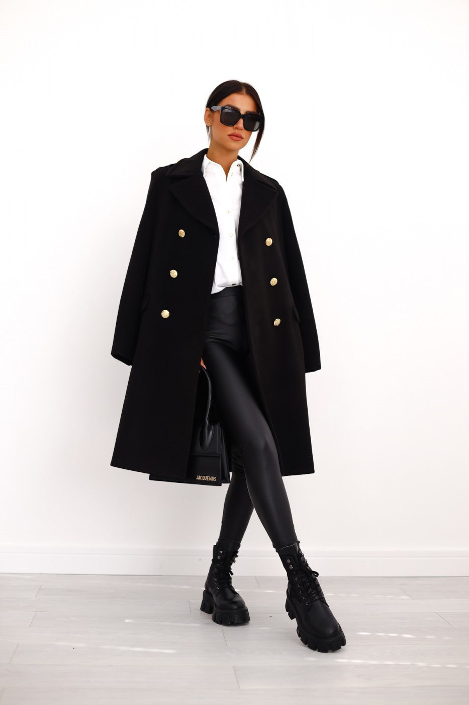 Kvinner: Dobbelsnappet elegant trenchcoat, varm vinterfrakk med stilfull passform.