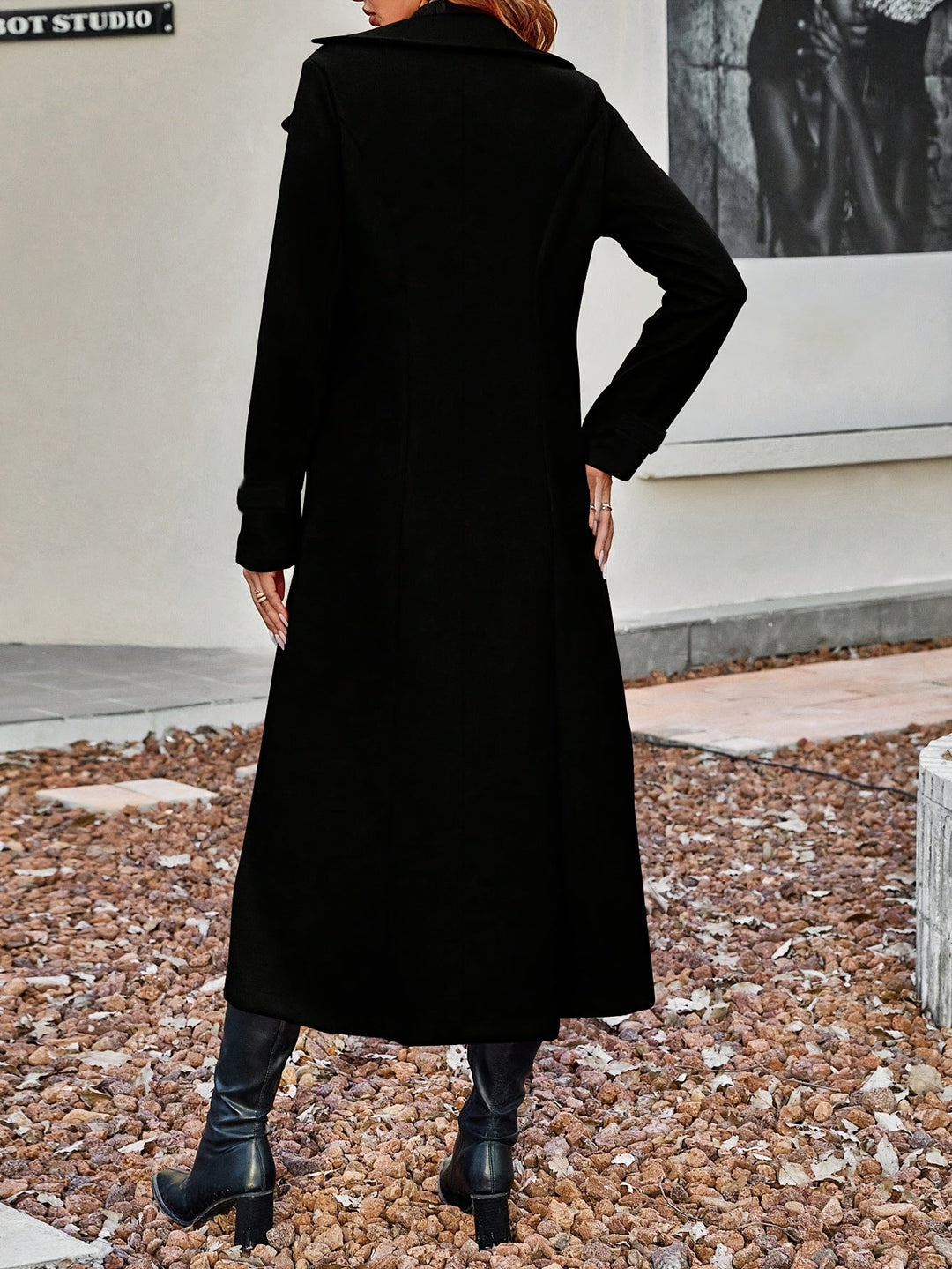 Sideprofil av kvinne i varm vinterkåpe. Elegant lang frakk i ullblanding med klassisk jakkekrage.