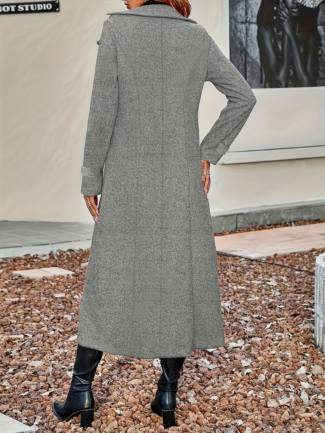 Moteriktig damefrakk for vinteren. Elegant, varm ullblanding kåpe med jakkekrage. Klassisk og komfortabel.