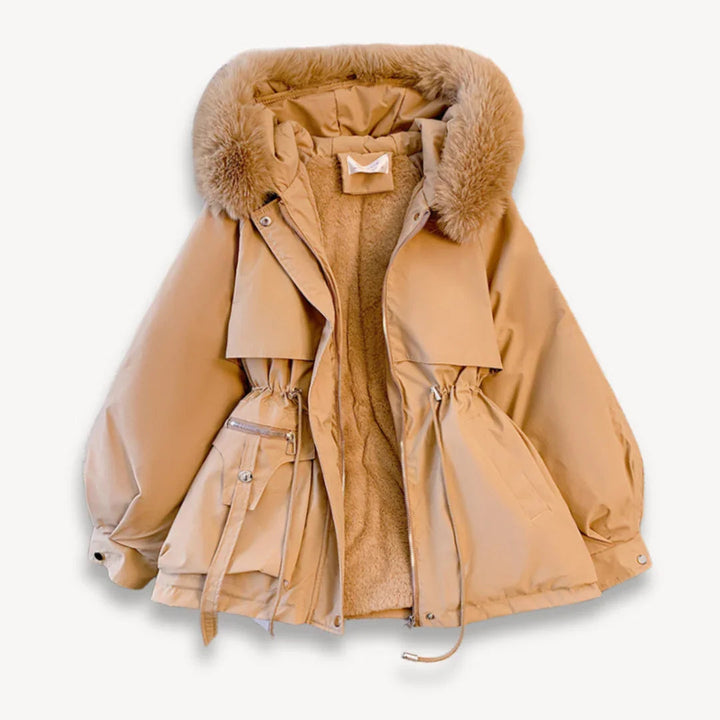 Tykk, isolert dameparkas med hette, ideell for kalde dager, med robust og slitesterkt ytterstoff.