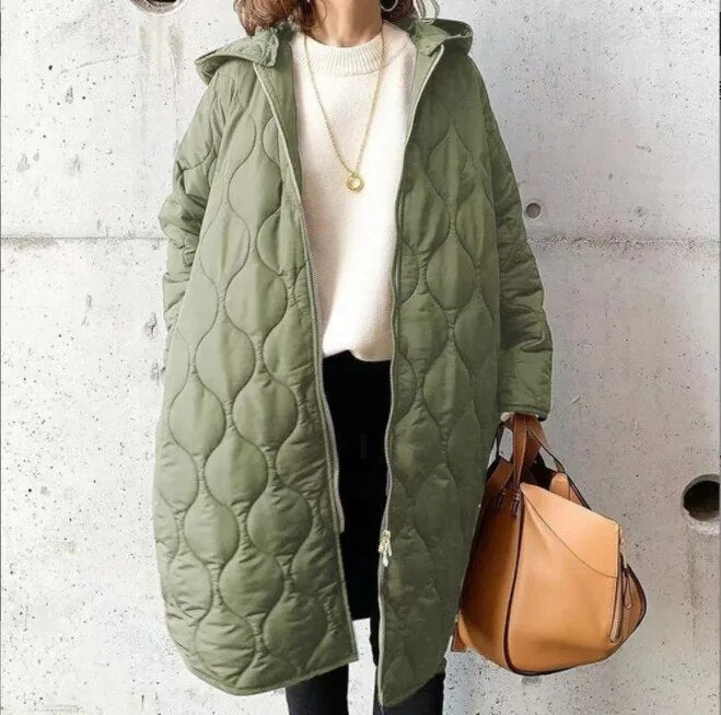 Moteriktig dame vinterjakke parka med hette, perfekt som varm fritidsjakke for utendørs bruk.