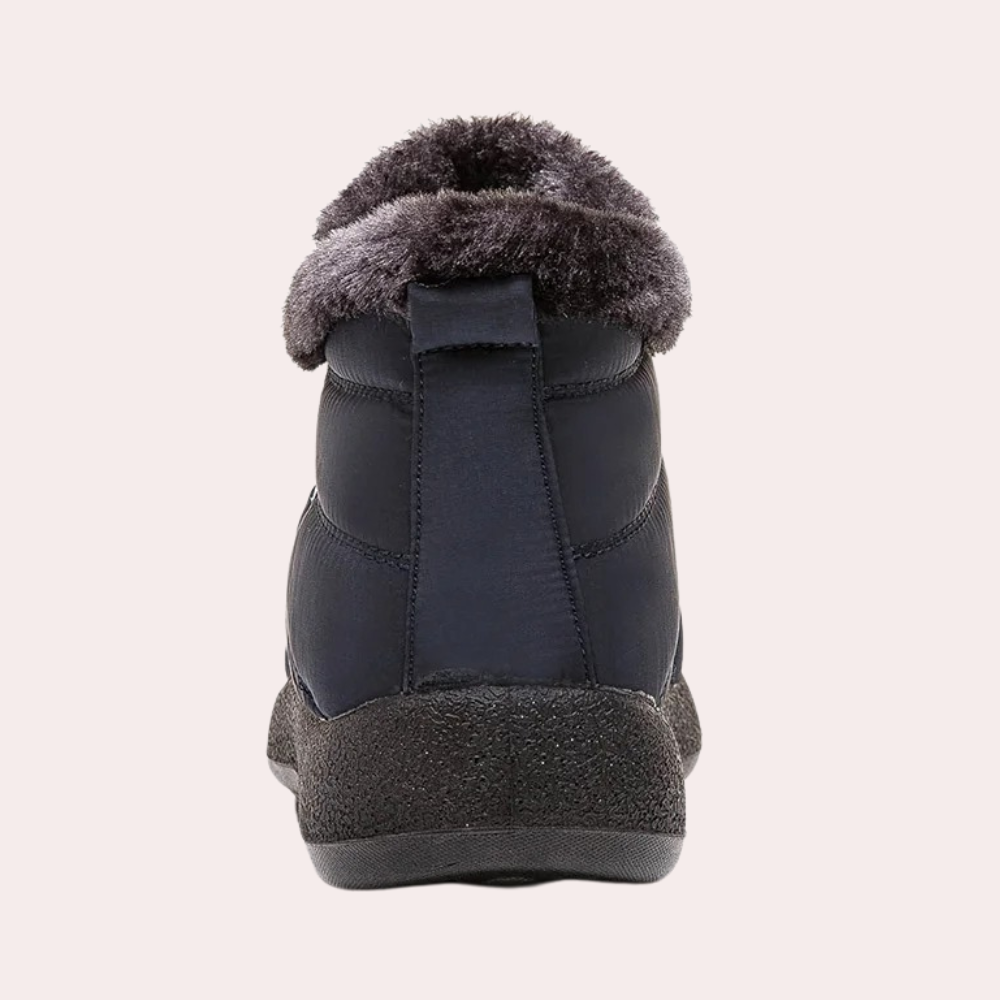 Sidebilde av sklisikre såler på trendy dame vinterstøvler. Gir trygt feste i snø og slaps.