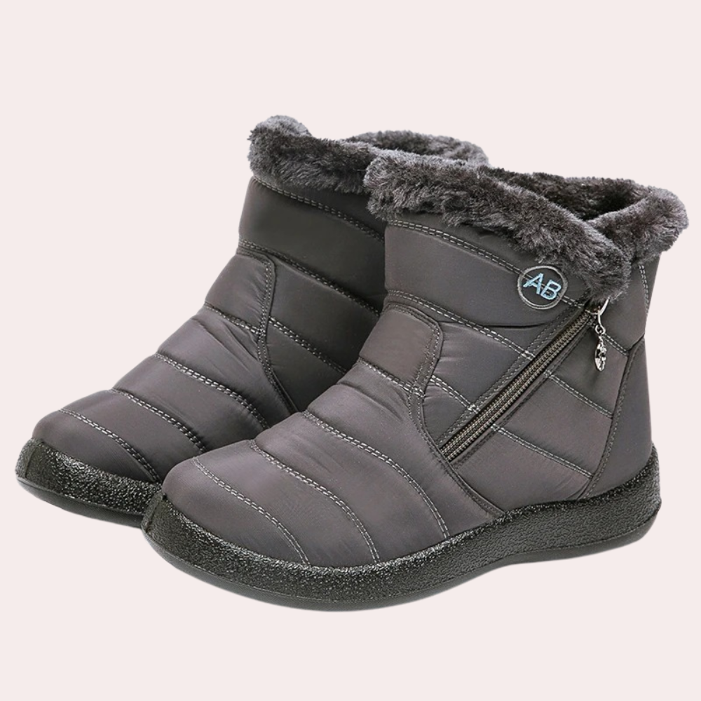 Modell i sorte, sklisikre dame vinterstøvler som går på snø. Perfekte, varme snøstøvler for damer.