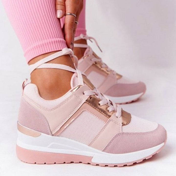 Sidebilde av komfortable damesko: wedge sneakers med hvit kilesåle og platådesign, perfekt for mote.