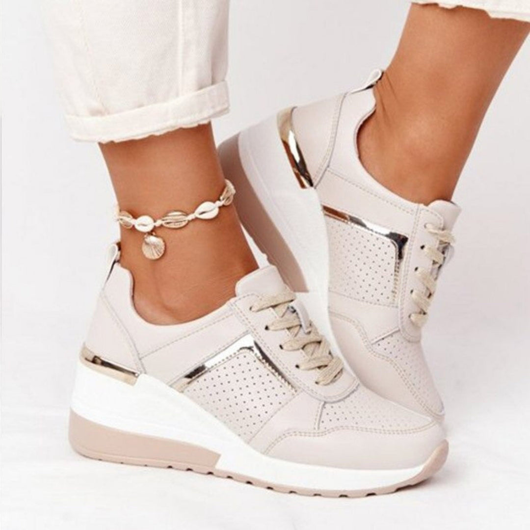 Moderne damesko: wedge sneakers i pustende materiale med snøring, ideell som fritidssko.