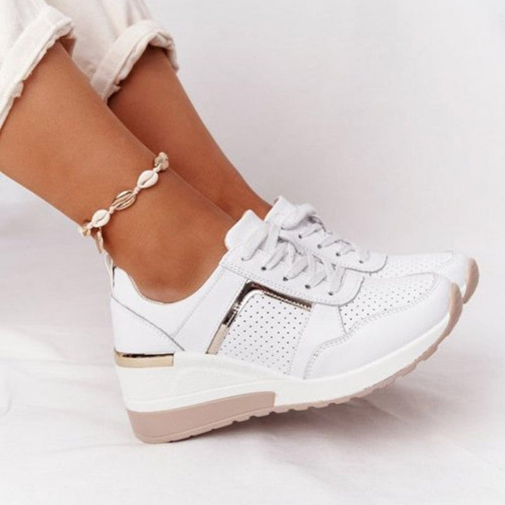 Damemote: Elegante wedge sneakers med tykk kilesåle og snøring, gir løft og demping for stilren komfort.