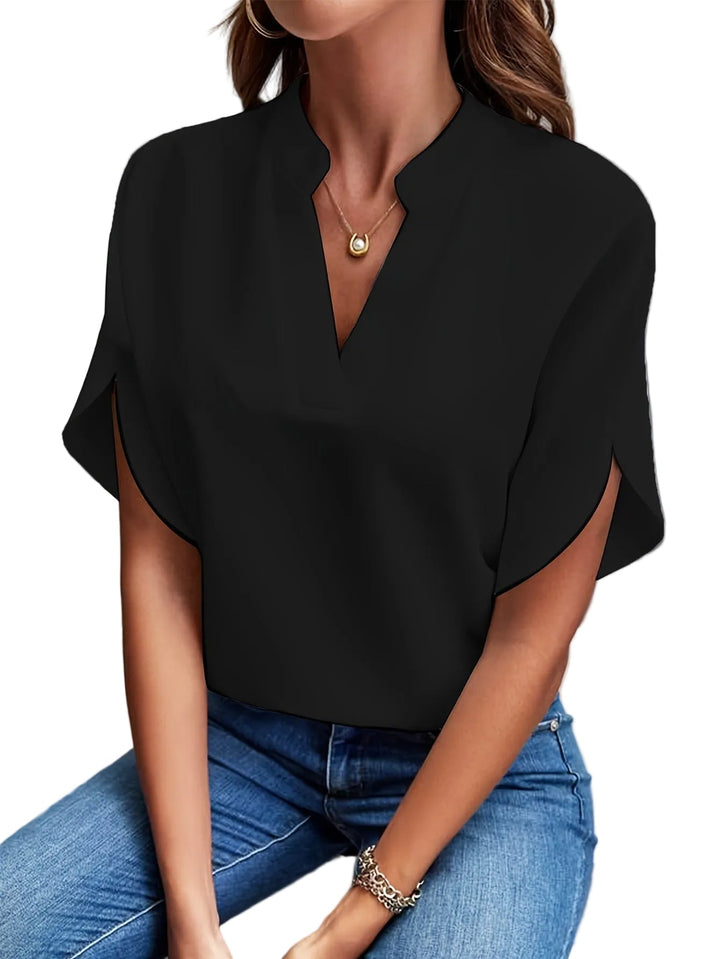 Elegant hvit damebluse, lett og luftig for vår og sommerbruk. Komfortabel og allsidig.