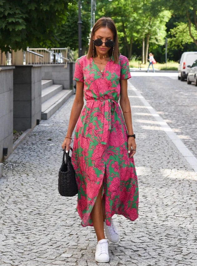 Elegant sommerkjole for kvinner, ideell for fest og hverdag, med flatterende snitt.