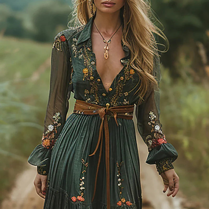 Feminin plissert maxikjole med boho-chic blomstermønster i grønt og mørkebrunt, elegant kvinneskjole.