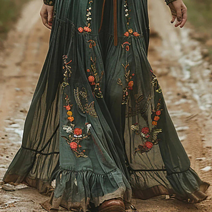 Komfortabel sommerkjole: løs boho-chic maxikjole for kvinner med grønt og brunt blomstertrykk, plissert design.