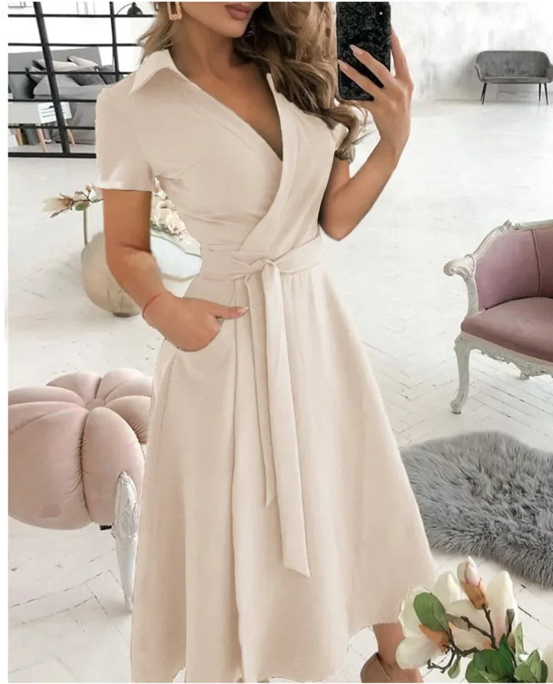 Allsidig omslagskjole til dame. Kan brukes elegant eller casual. Komfortabel og flatterende.