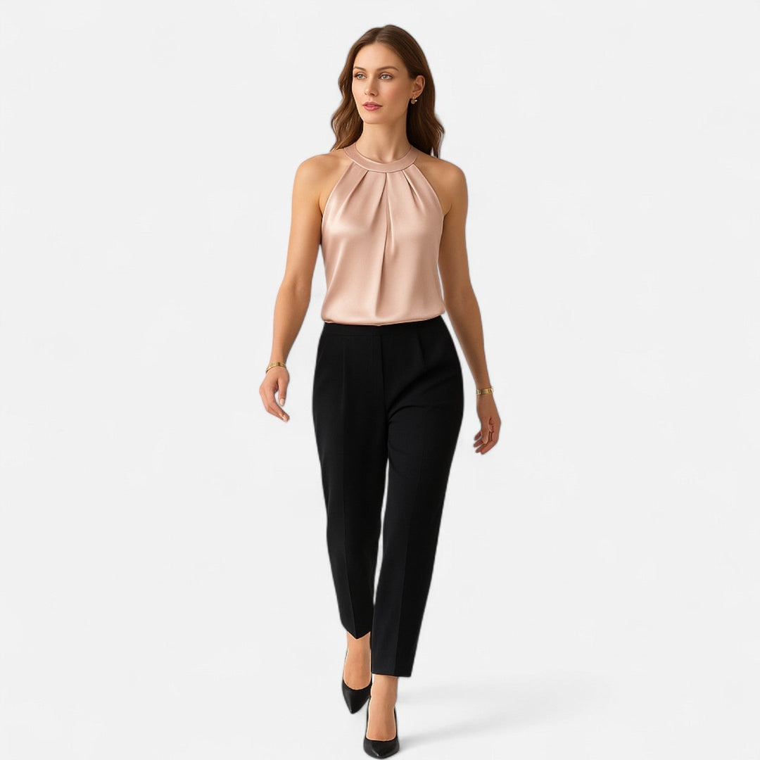 Kvinners ermeløs tanktopp med høy hals, plissert front og elegant drapering for en sofistikert sommerstil.