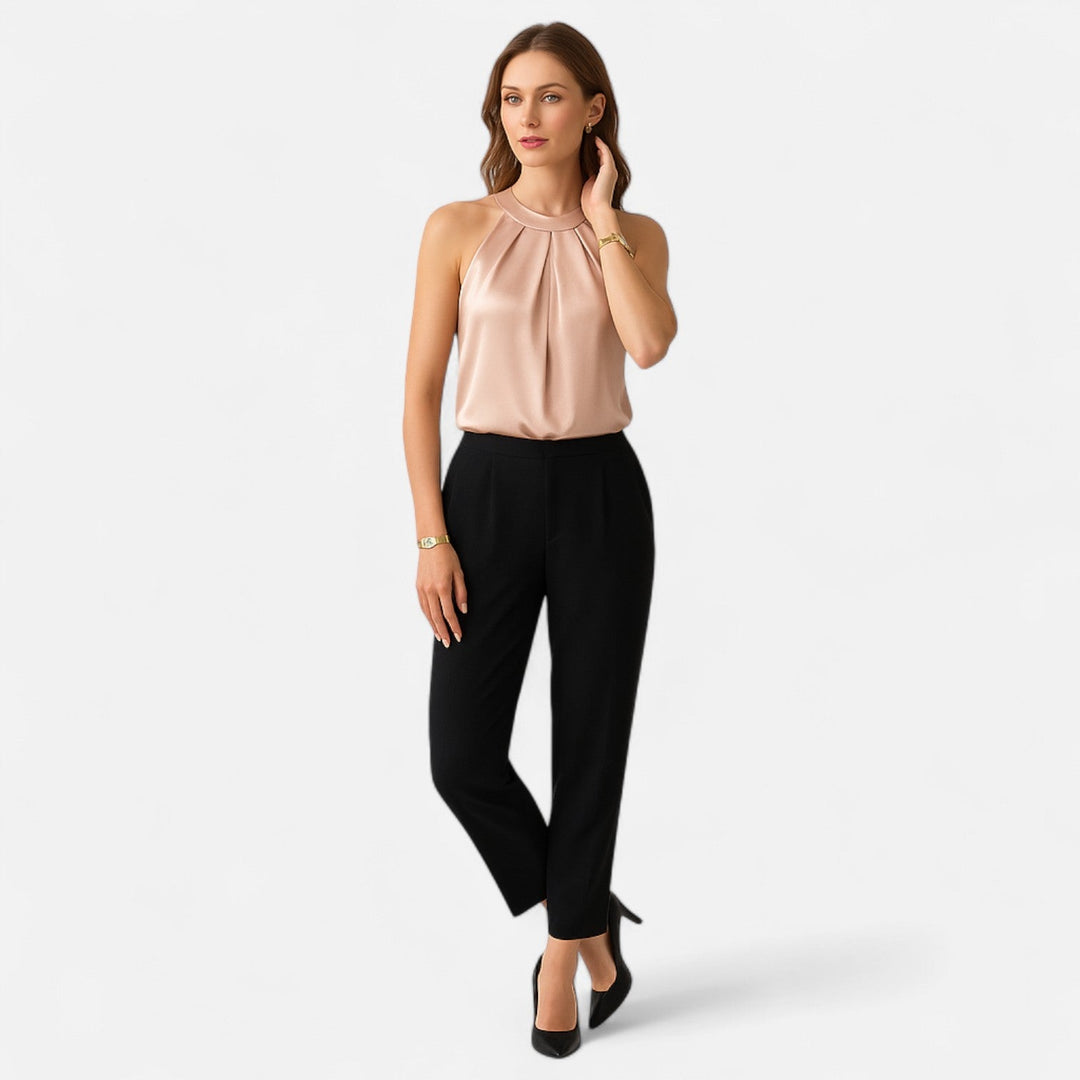Sommerlig plissert tanktopp for damer med drapering og høy hals, perfekt for både fest og hverdag.