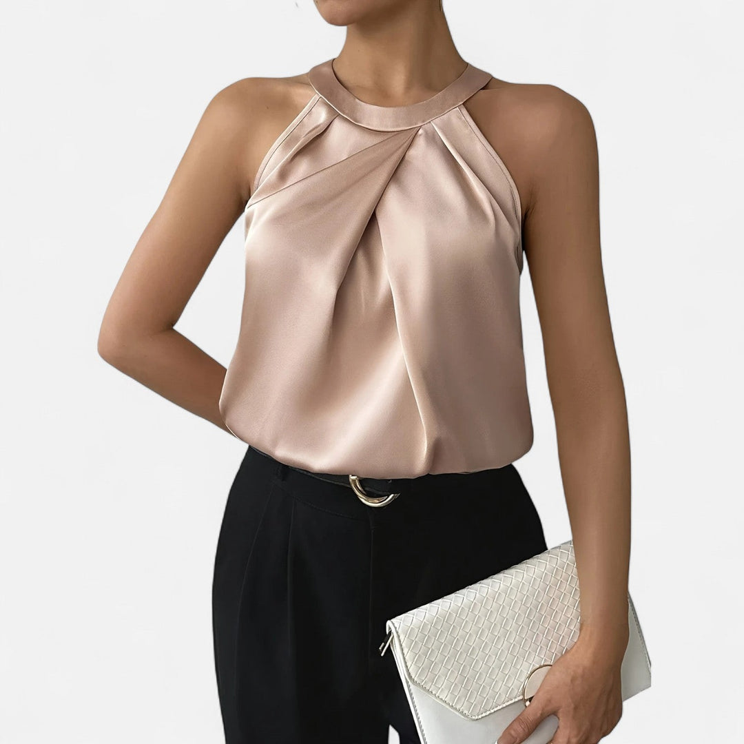 Motebevisst plissert tanktopp for kvinner med drapering. Høy hals og ermeløs design for elegant look.