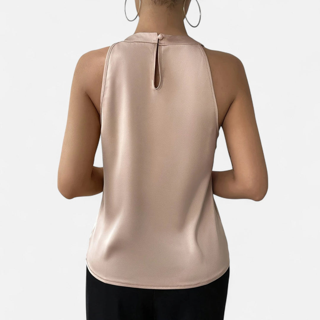 Plissert kvinners tanktopp med elegant drapering, høy hals. Komfortabel og stilig hverdagselegance for sommeren.