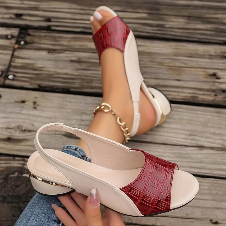 Kvinners komfortable sandaler med elegante kryssremmer, perfekte sommersko for varmere dager.