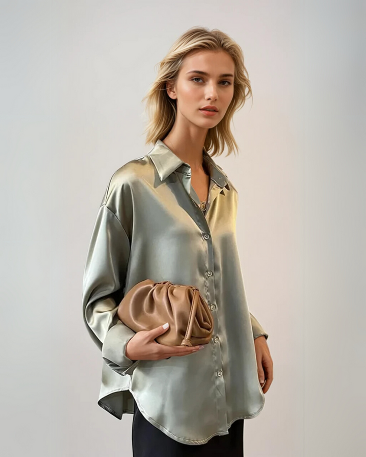 Allsidig kvinnebluse i elegant design, ideell for både casual hverdagsbruk og formelle anledninger.