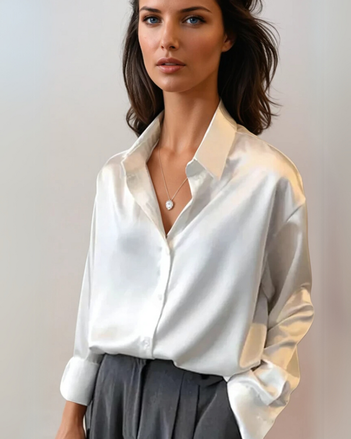 Klassisk svart kvinnebluse med elegante detaljer. Komfortabel og chic bluse for kontor og kveldsbruk.
